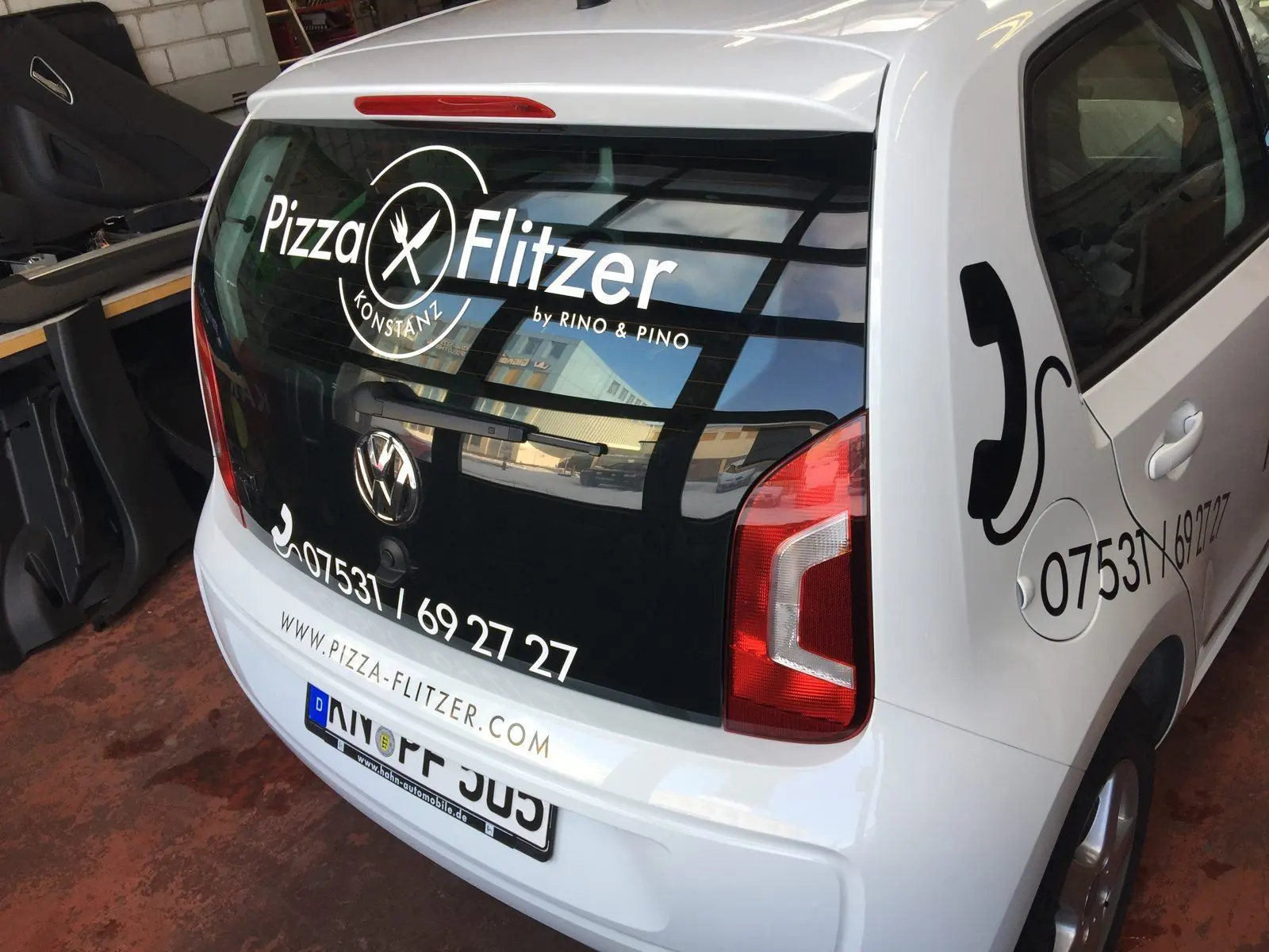 Pizza Flitzer Konstanz – Fahrzeugbeschriftung, Folierung, Digitaldruck