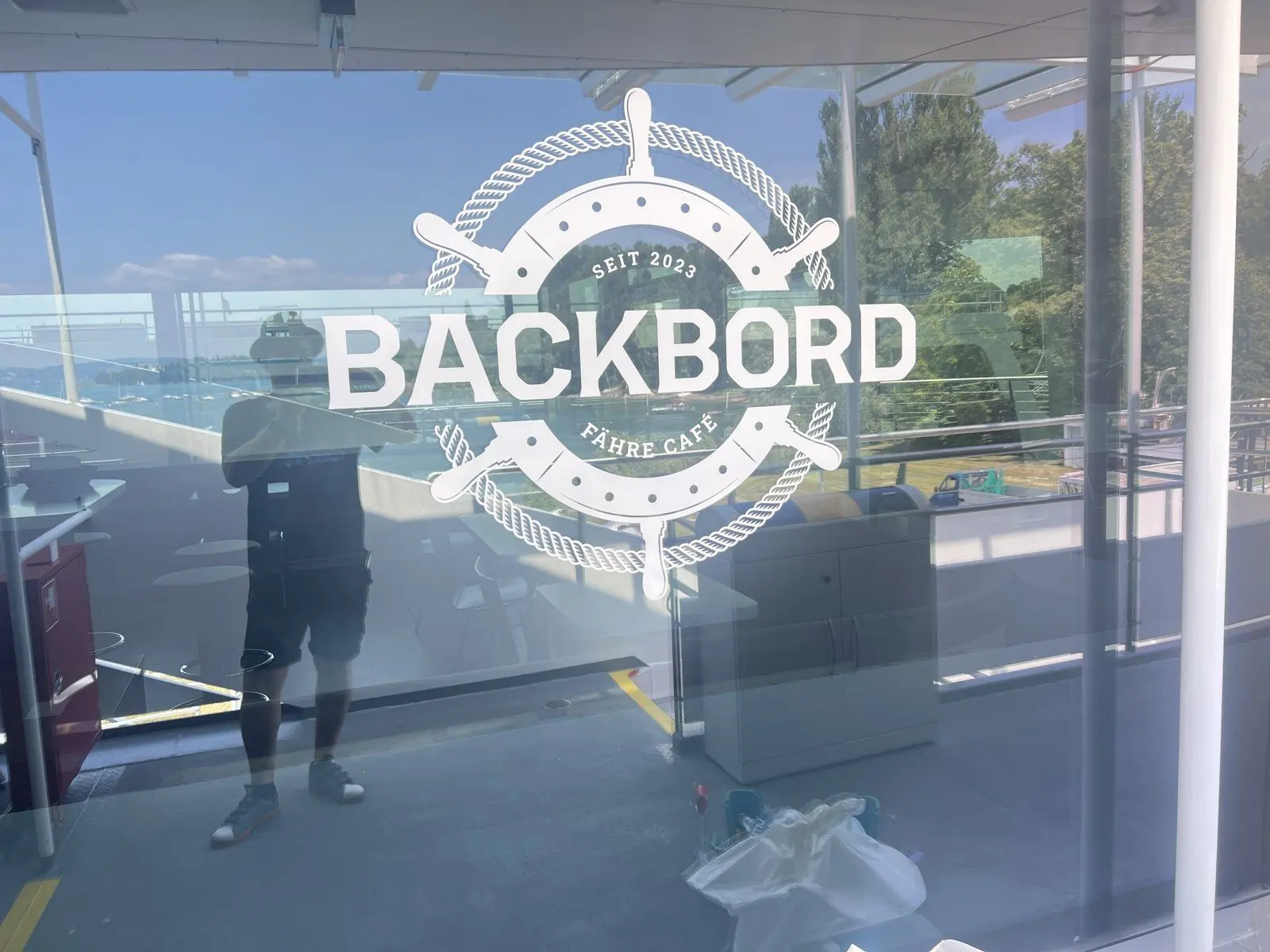 Backbord Fähre Café – Schaufensterbeschriftung, Folierung, Digitaldruck