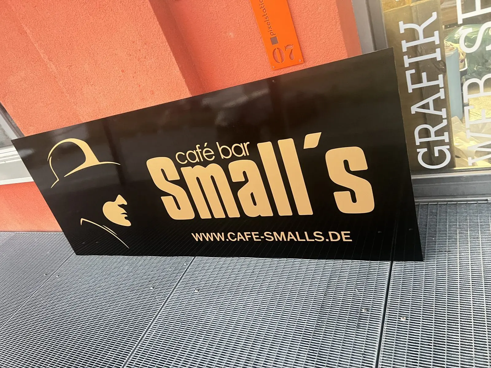 Café Bar Small's – Schilder, Digitaldruck, Montage