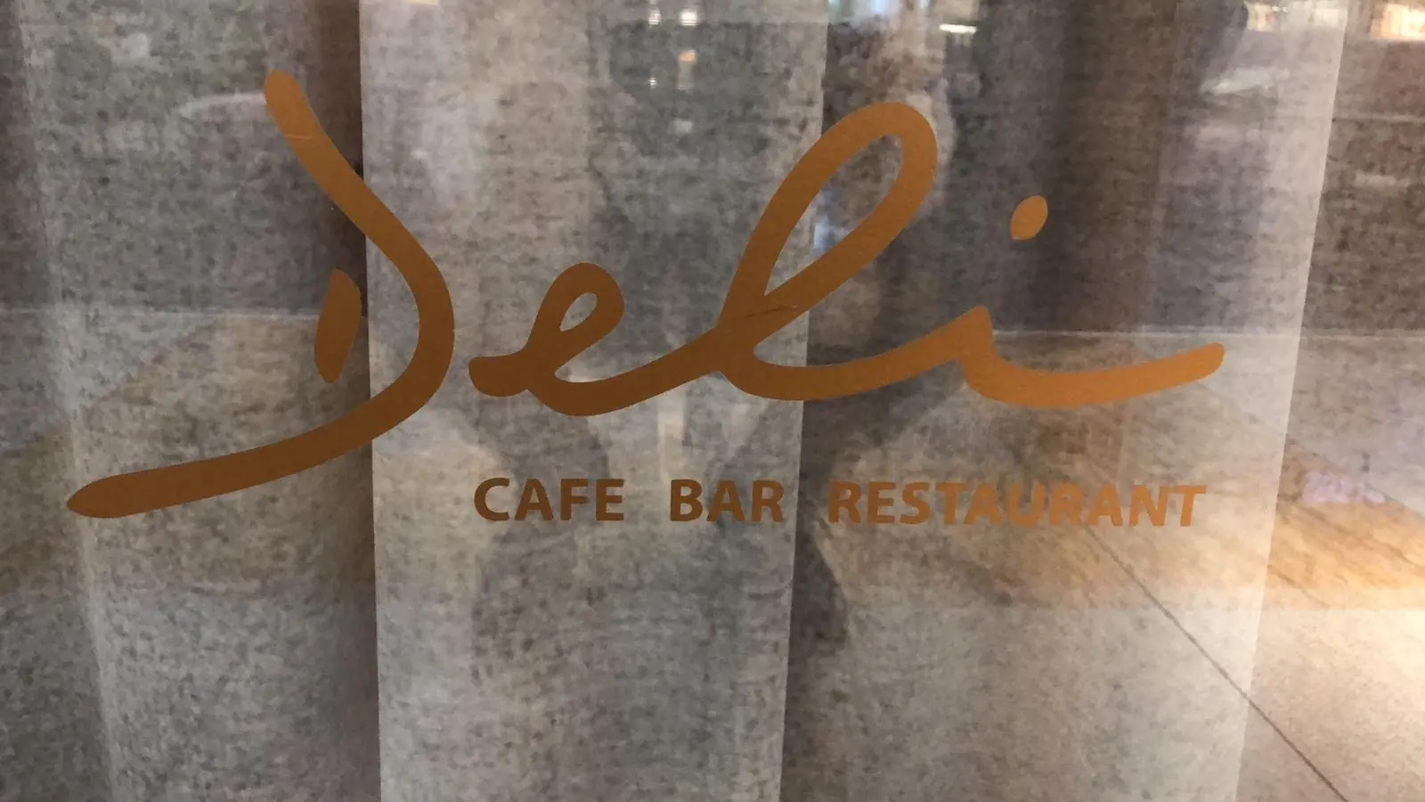 Deli Café Bar Restaurant – Schaufensterbeschriftung, Folierung, Digitaldruck