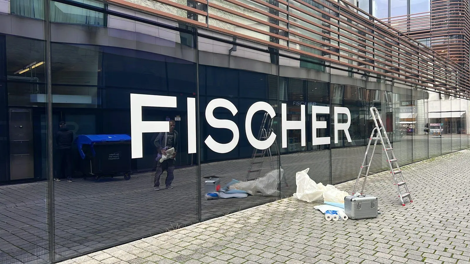 Modehaus Fischer – Schaufensterbeschriftung, Folierung, Digitaldruck