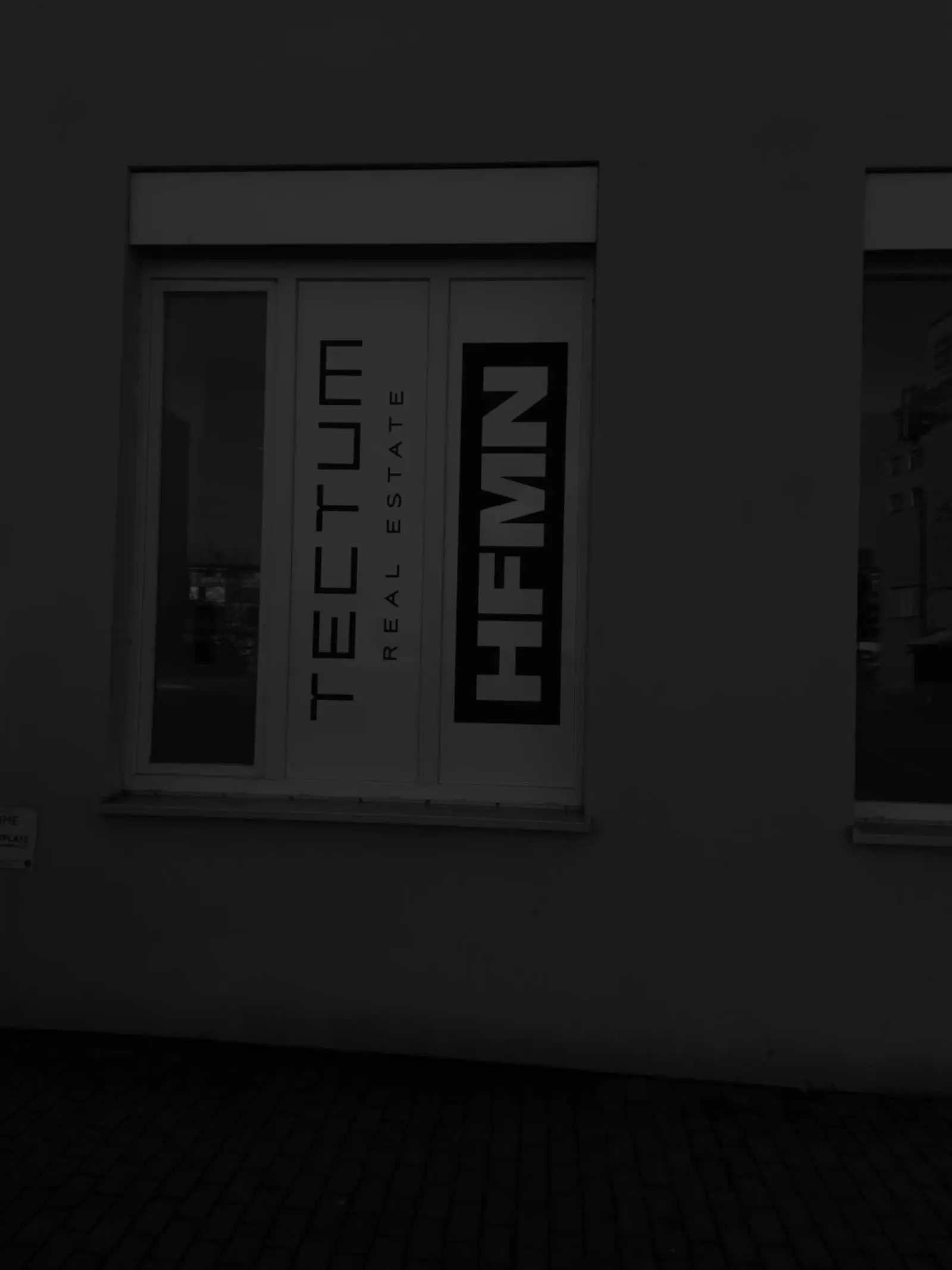 TECTUM Real Estate / HFMN – Schaufensterbeschriftung, Folierung, Digitaldruck